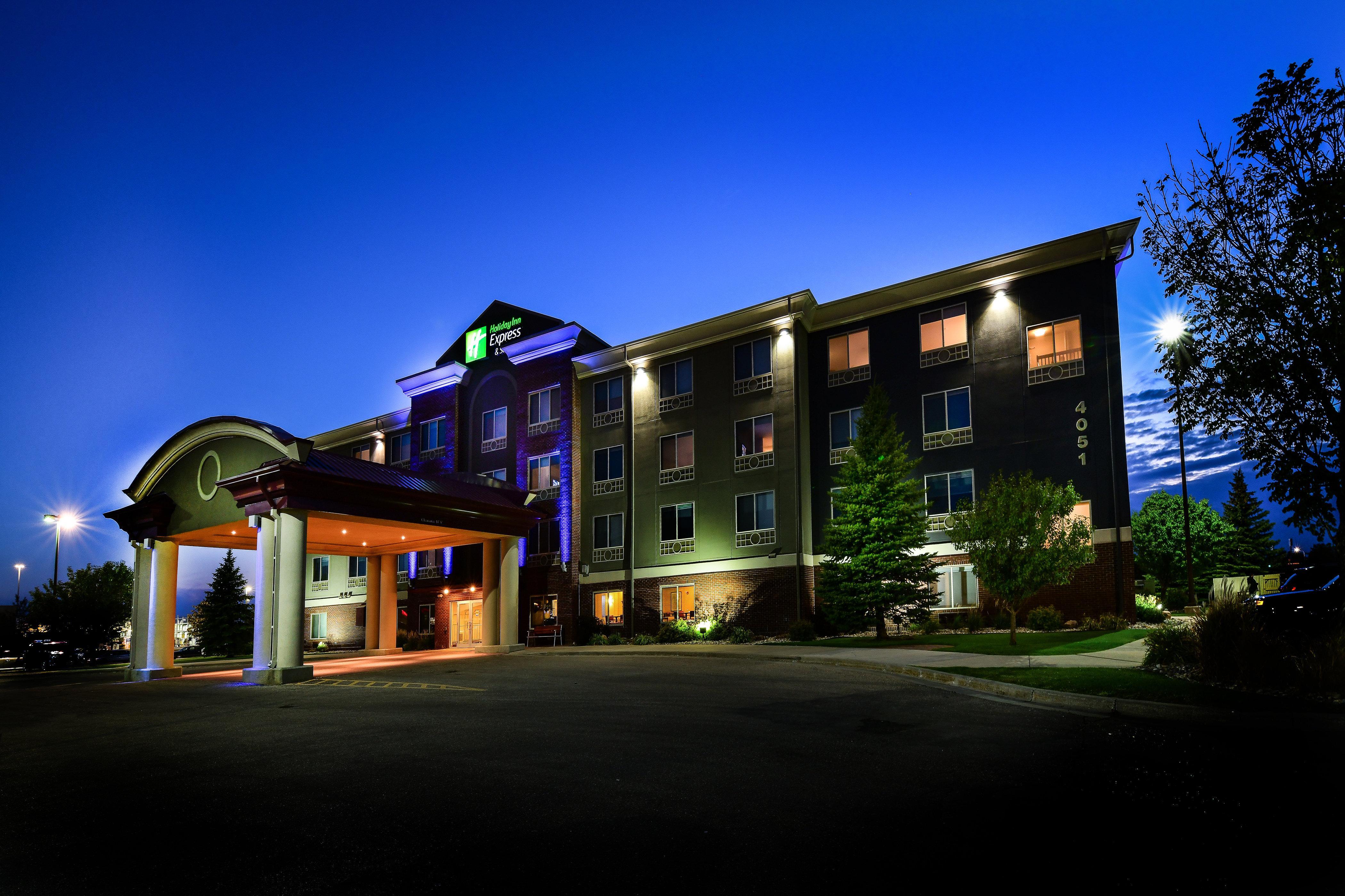 Holiday Inn Express Hotel & Suites Grand Forks, An Ihg Hotel Dış mekan fotoğraf